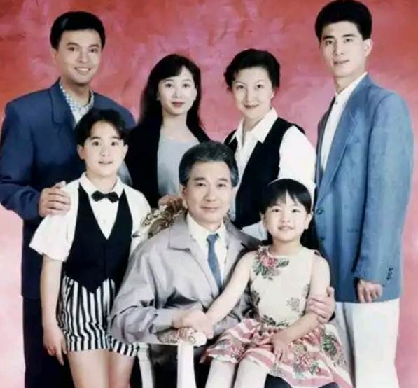 81岁江明近照曝光,满头白发精神饱满,息影后行医救人令人佩服