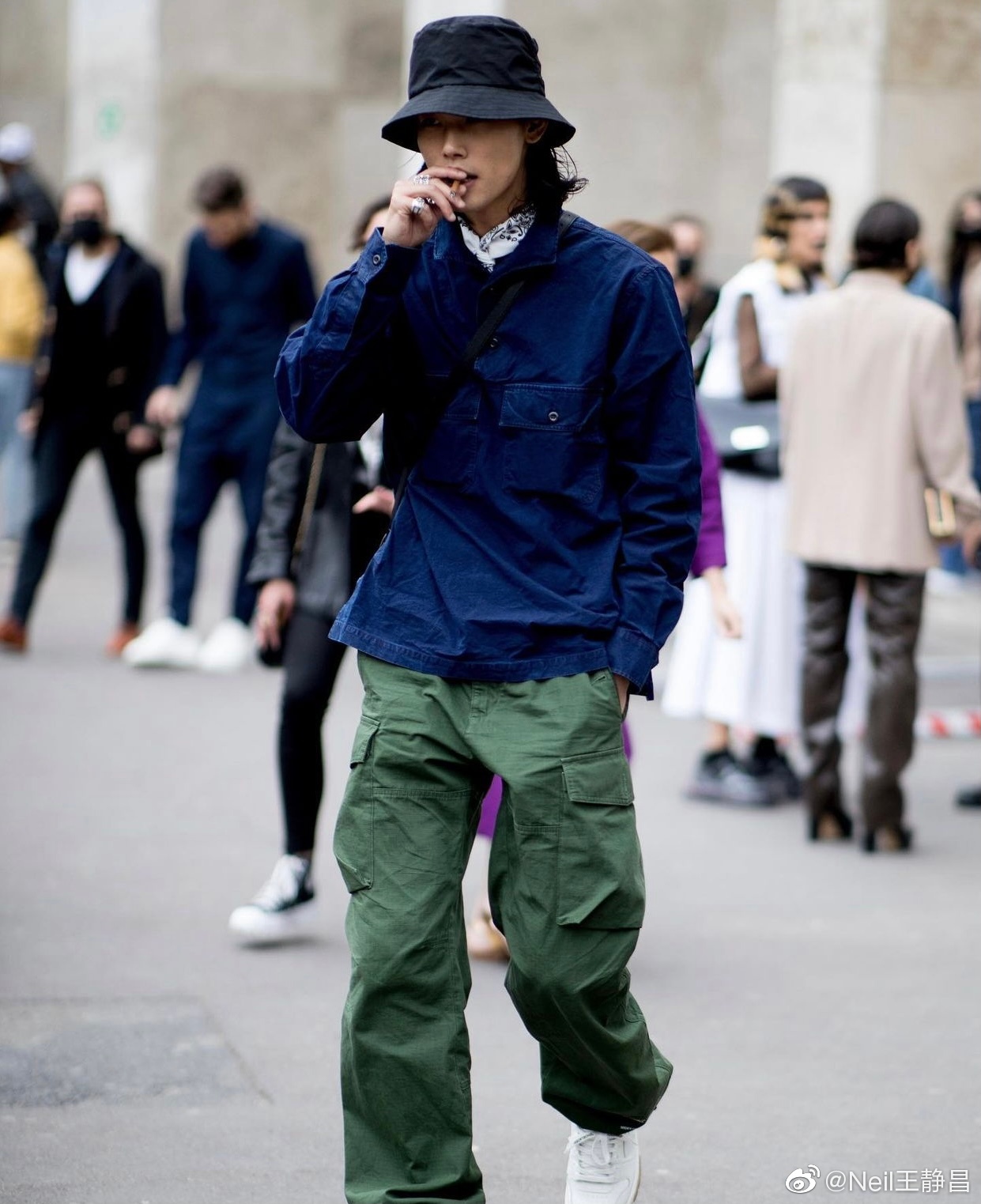2023秋冬巴黎男装周街拍造型，看看本季大家都穿什么看秀……
