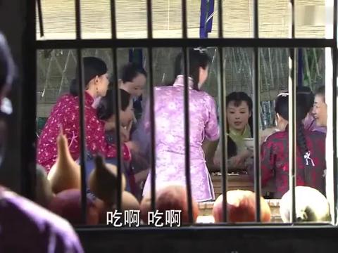 头牌姑娘看上小伙,妈妈却看出小伙只喜欢她丫鬟,不忍揭穿