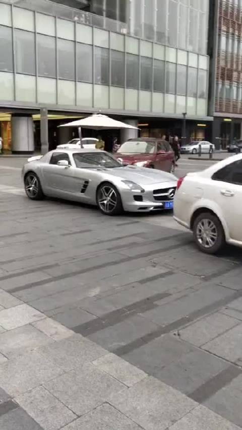 当劳斯莱斯幻影遇到奔驰超跑，幻影立马就怂了，车距都离得好远