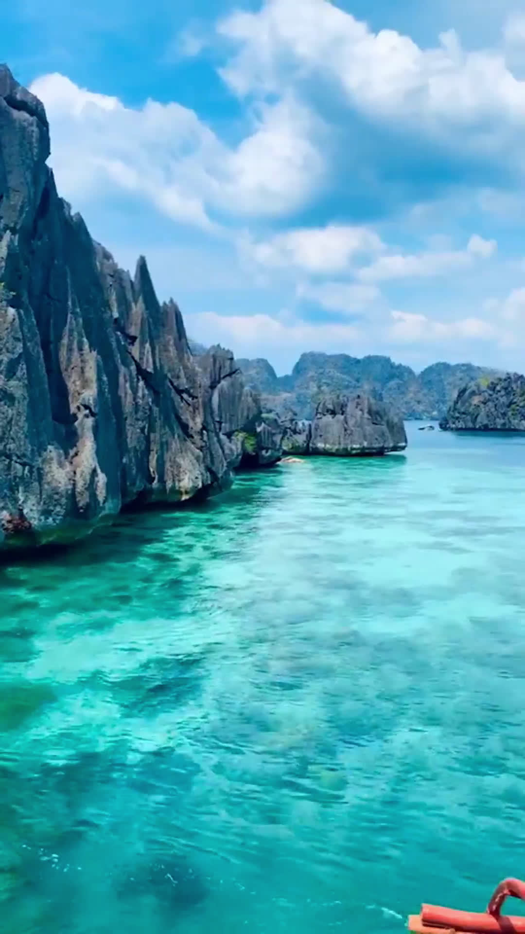 这里有大海,沙滩和山林,令人惊叹的美丽风景,来这里旅行观光吧