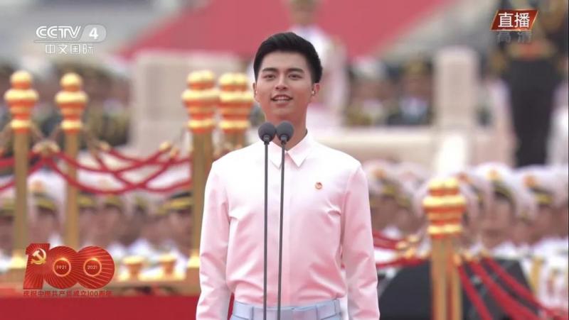 四名领诵员他们是谁?三千学生合唱如何形如一人?庆祝大会揭秘来了!休闲区蓝鸢梦想 - Www.slyday.coM 四名领诵员他们是谁?三千学生合唱如何形如一人?庆祝大会揭秘来了!休闲区蓝鸢梦想 - Www.slyday.coM