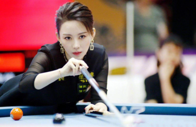中国台球天后潘晓婷,拥有魔鬼火辣身材,为何39岁的她至今未婚?