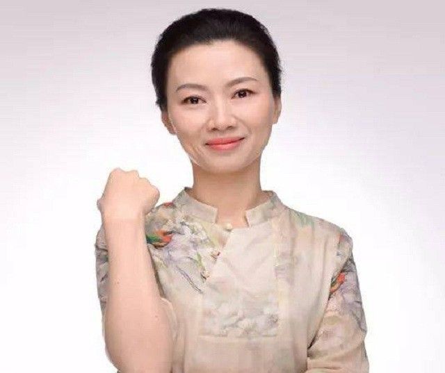 最美才女杨雨:27岁博士毕业,33岁被为教授,气质不输董卿