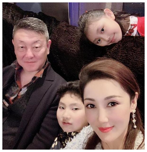 韩磊的老婆汉族名字叫王燕,蒙古族名字叫其其格,和韩磊算是老乡,都是