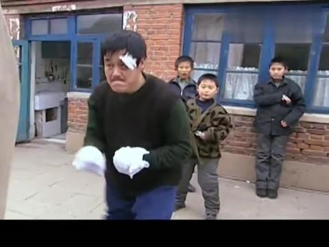 牛二来医院找事,不料马大帅用拳击三两下,直接把他打懵!