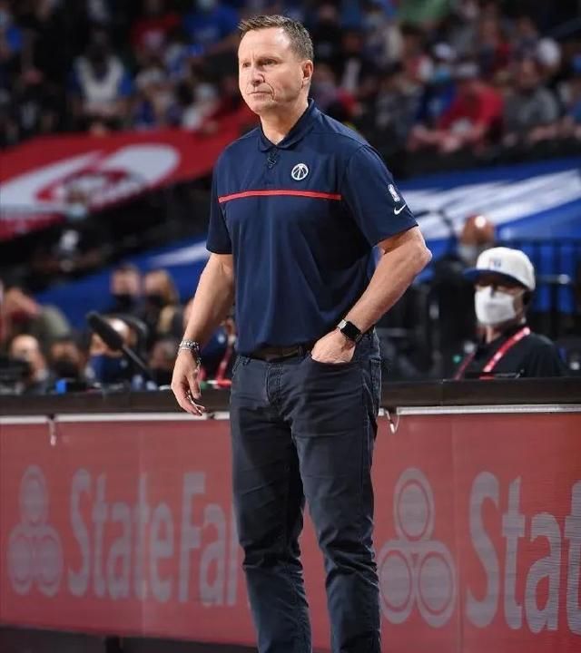 除了加索尔,又一湖人中锋离队!老詹给儿子布置经典传奇网页版,绝杀却不中