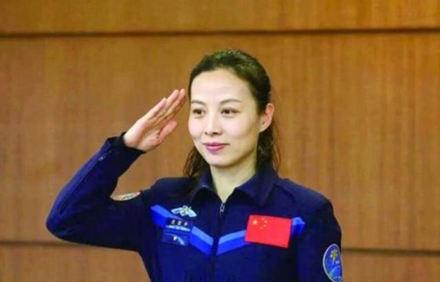 王亚平农村姑娘成为女航天员收获爱情追逐梦想终圆梦航天