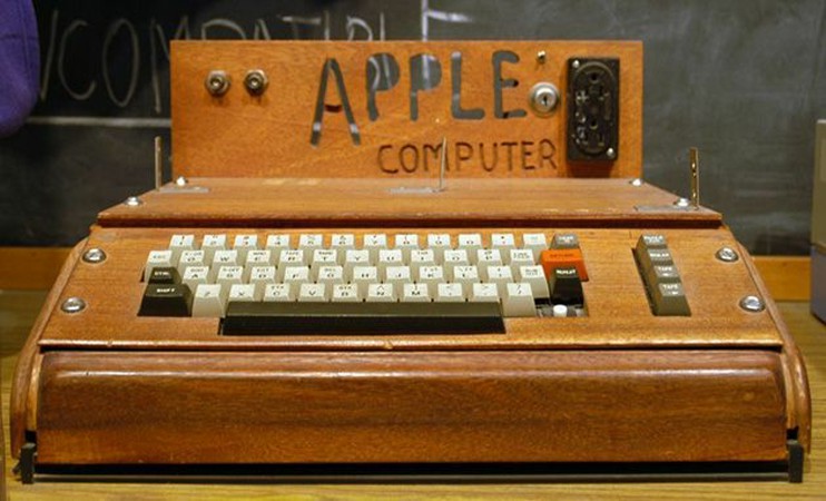 沃兹尼亚克和史蒂夫·乔布斯制造了他们的第一台计算机—apple 1