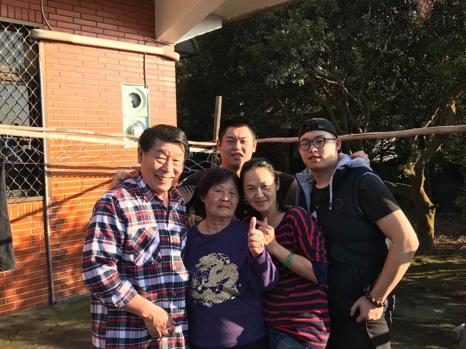 70岁陆一龙近况曝光,娶小20岁女大学生,结婚24年恩爱如初