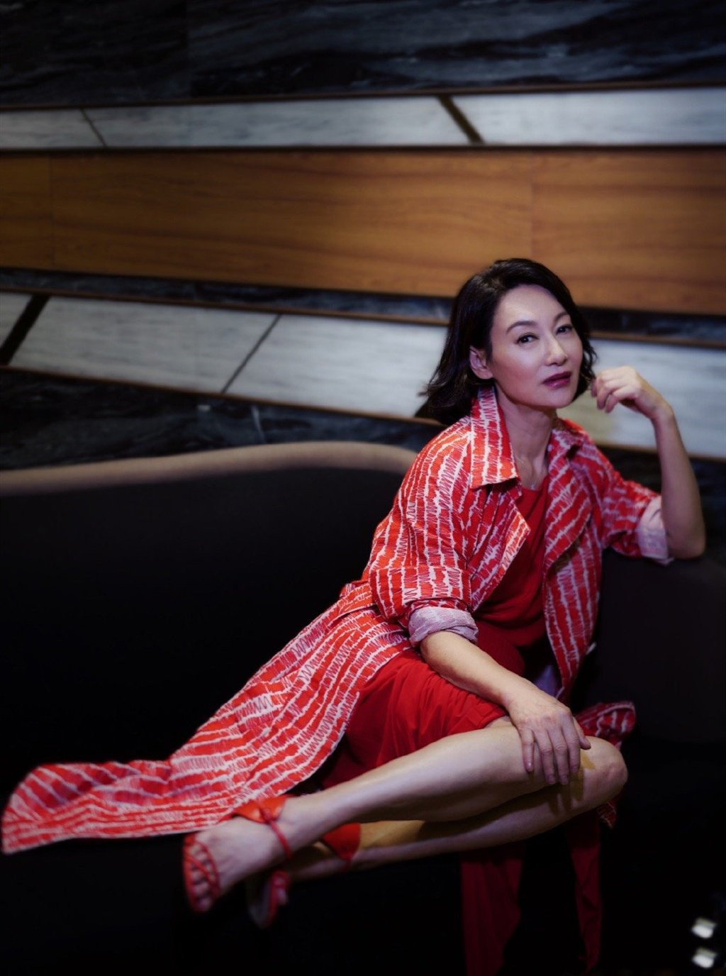 惠英红61岁又怎样？穿t恤搭配绿色半身裙清新减龄，显白又有活力