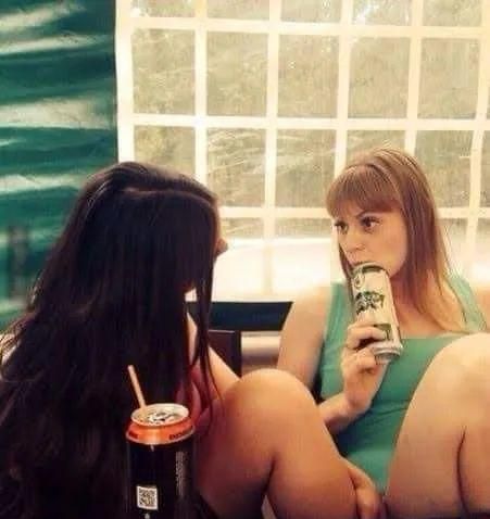 11,两个女孩坐在一起喝饮料的照片,只是看第一眼时总会让人误会,你
