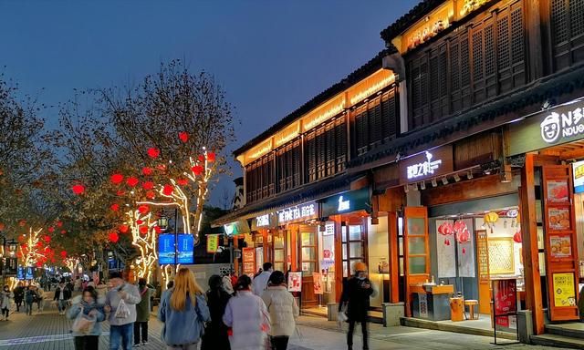 江苏无锡市中心有条著名仿古街,名字简单,外国商家都要改庭换面