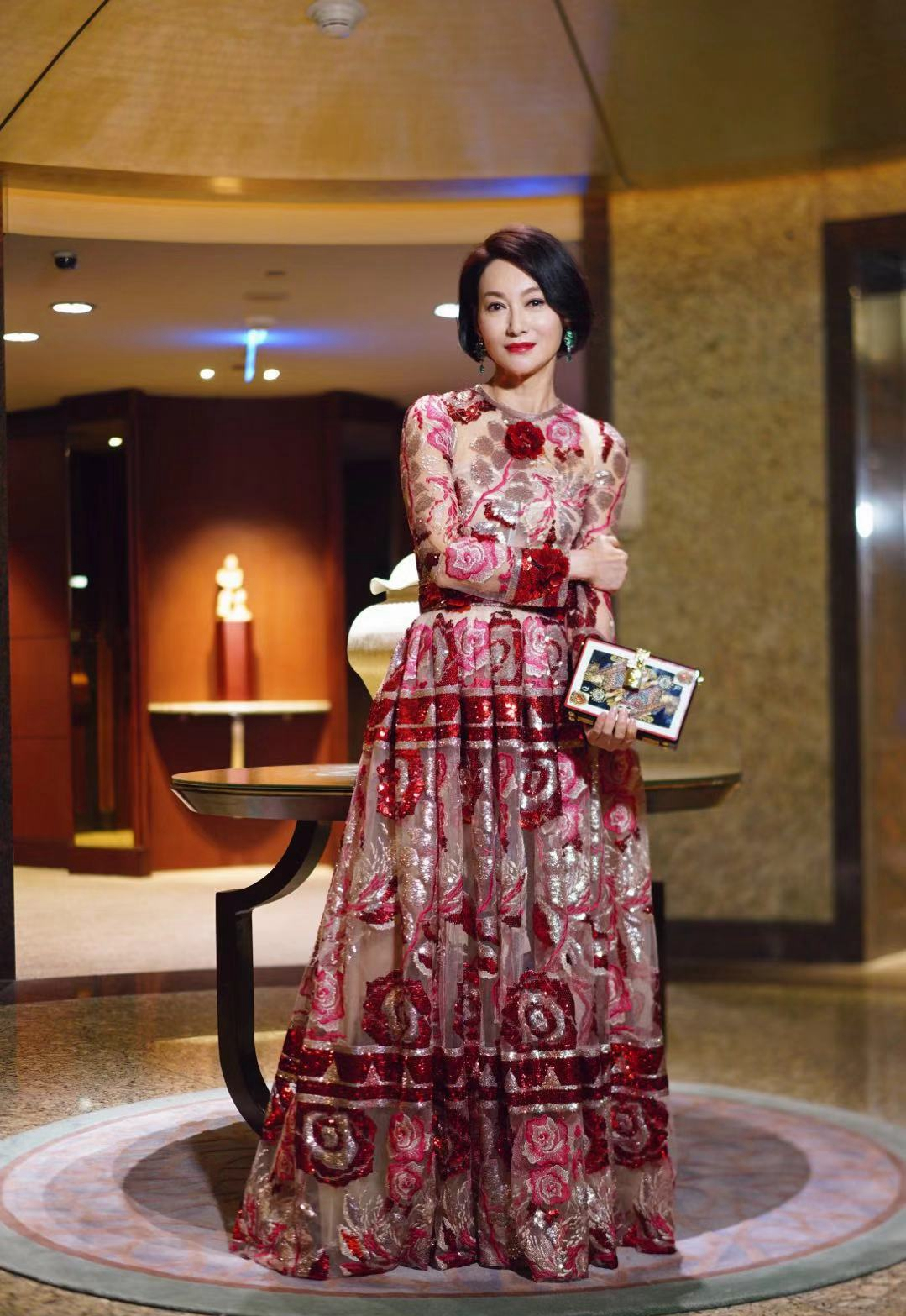 惠英红61岁又怎样？穿t恤搭配绿色半身裙清新减龄，显白又有活力