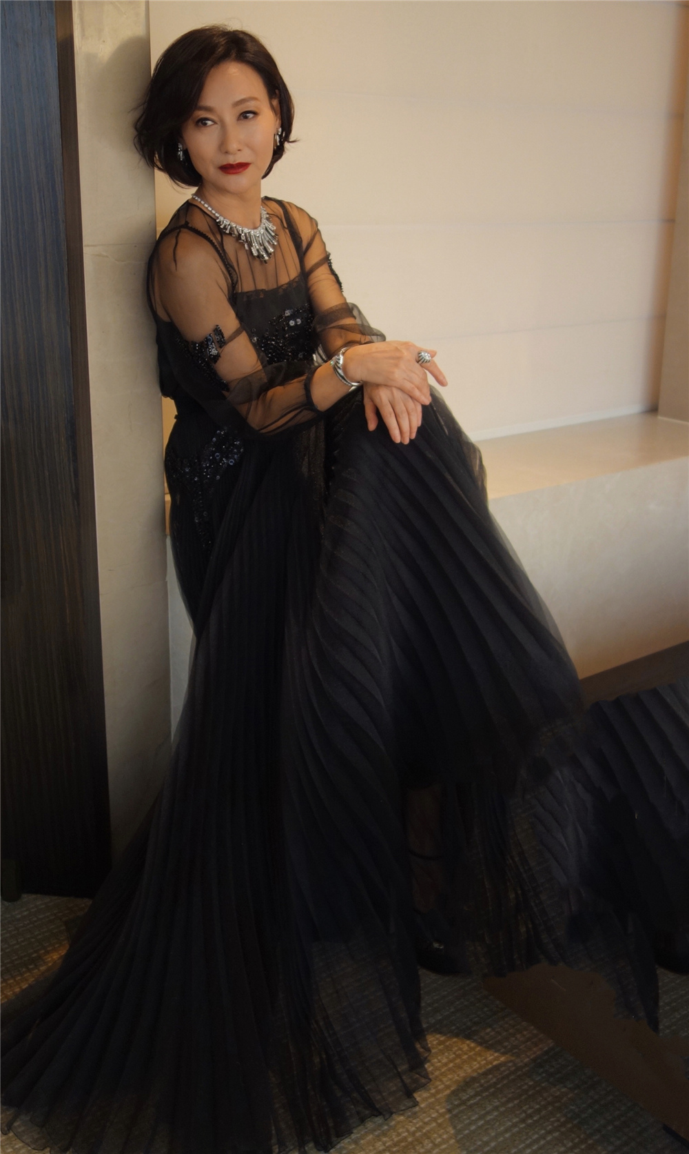 惠英红61岁又怎样？穿t恤搭配绿色半身裙清新减龄，显白又有活力