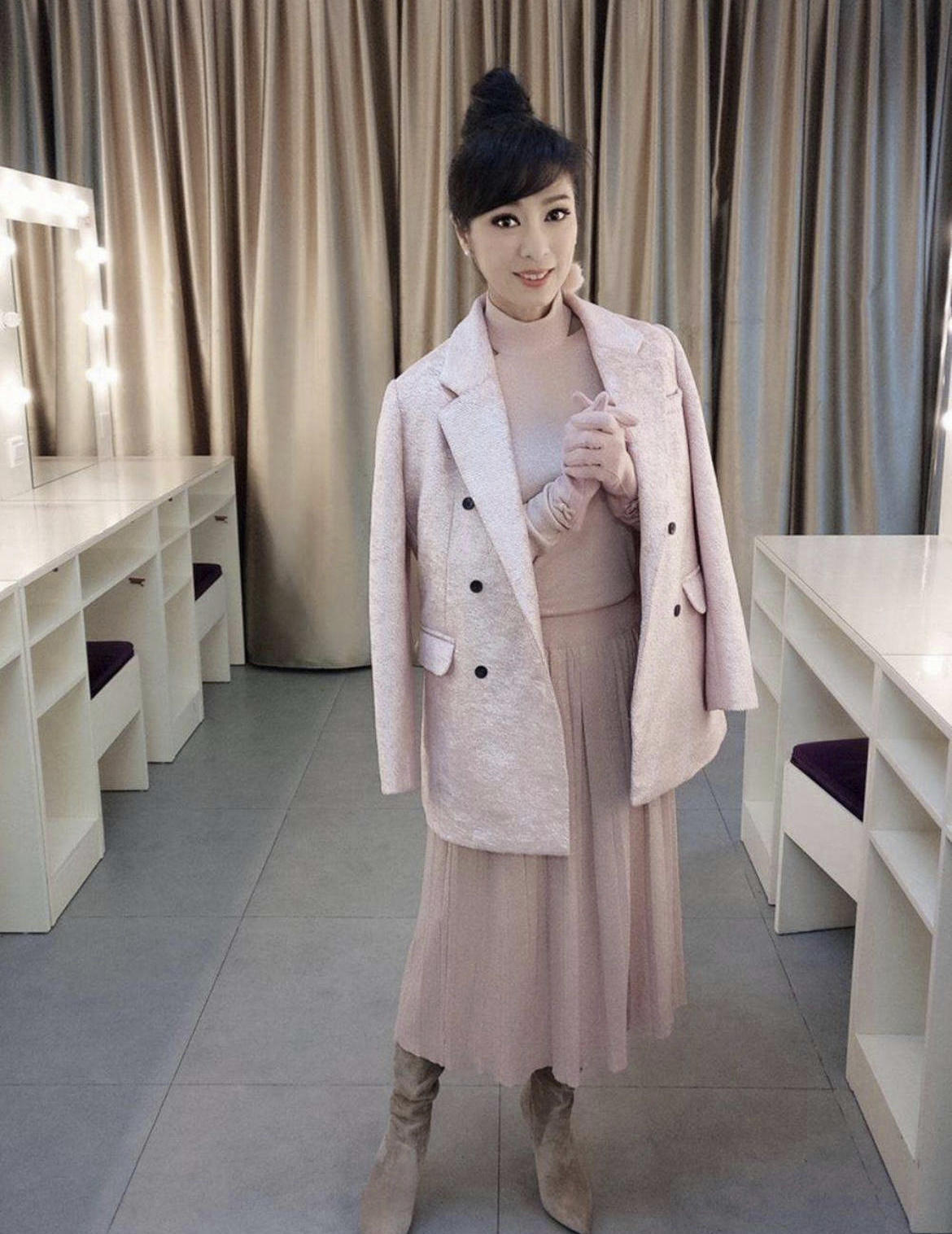 米雪“奶奶辈”里最显年轻,穿红色斗篷连衣裙精致高级,气场十足 米雪“奶奶辈”里最显年轻,穿红色斗篷连衣裙精致高级,气场十足