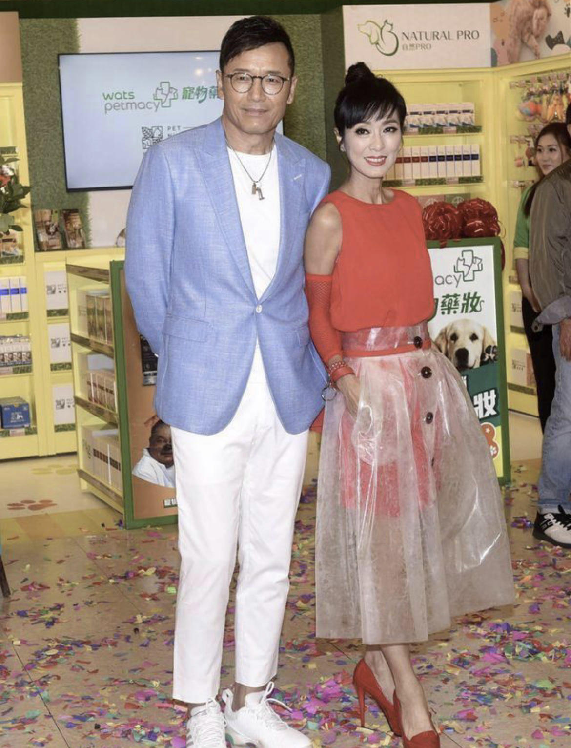 米雪“奶奶辈”里最显年轻,穿红色斗篷连衣裙精致高级,气场十足 米雪“奶奶辈”里最显年轻,穿红色斗篷连衣裙精致高级,气场十足