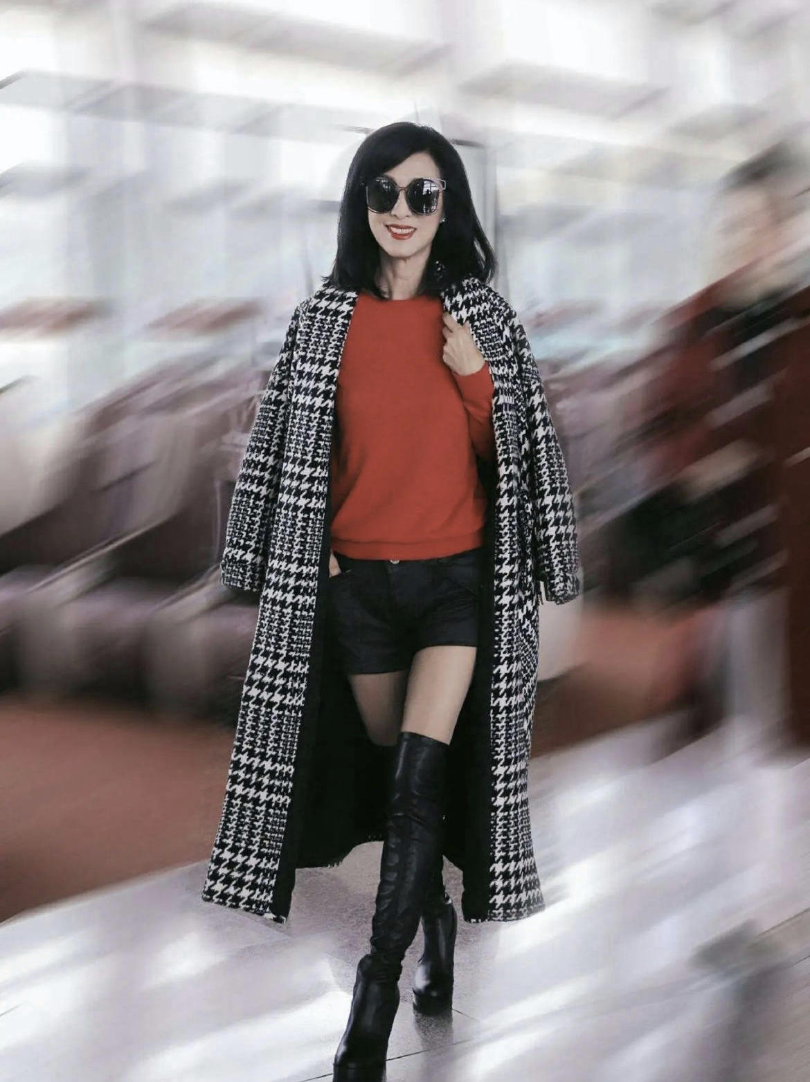 米雪“奶奶辈”里最显年轻,穿红色斗篷连衣裙精致高级,气场十足 米雪“奶奶辈”里最显年轻,穿红色斗篷连衣裙精致高级,气场十足