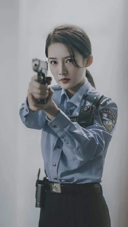 女星穿上军装整个人精气神十足,你被谁的军装照美到了?