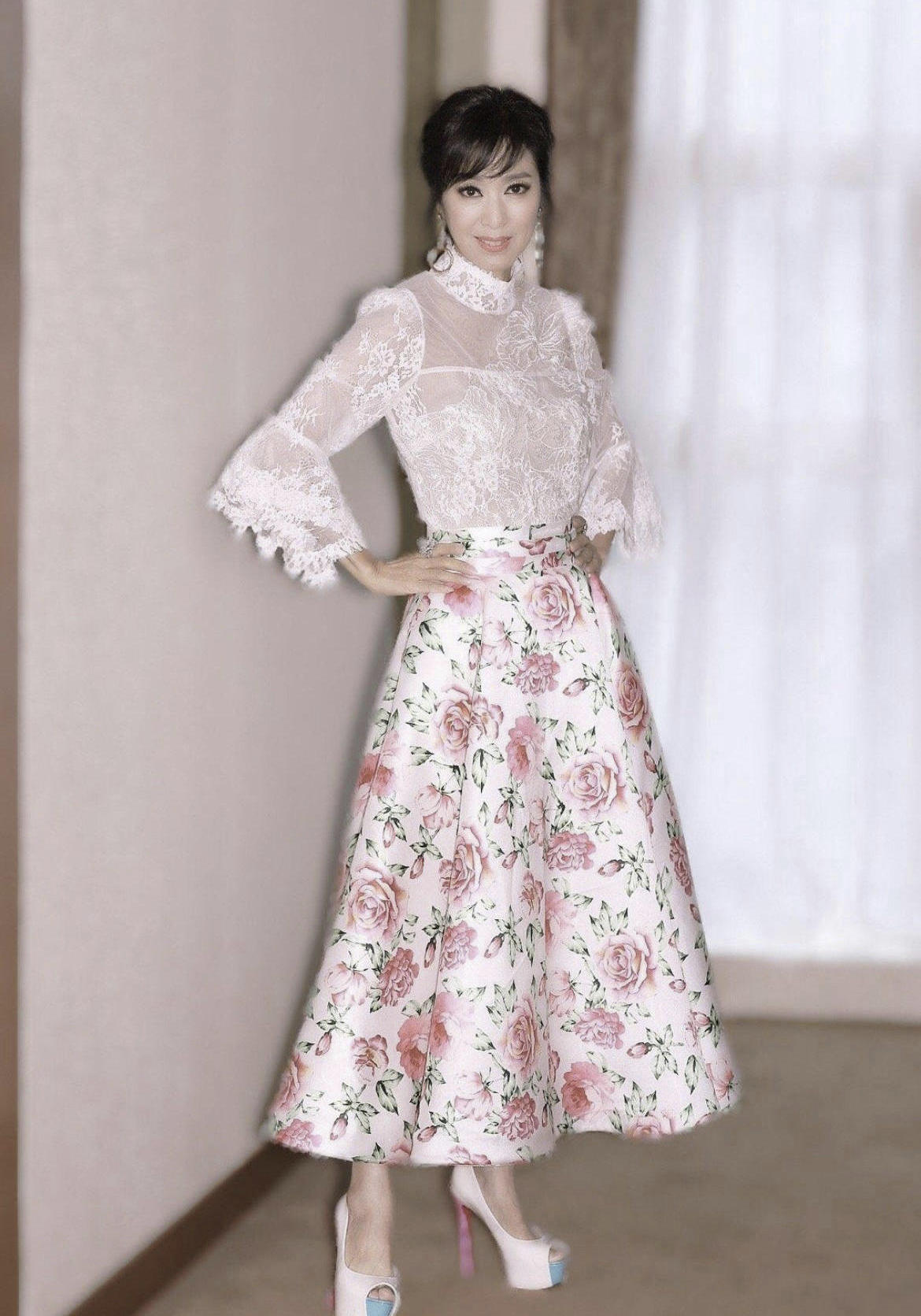 米雪“奶奶辈”里最显年轻,穿红色斗篷连衣裙精致高级,气场十足 米雪“奶奶辈”里最显年轻,穿红色斗篷连衣裙精致高级,气场十足