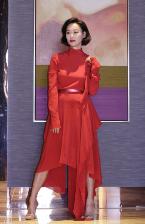 惠英红61岁又怎样？穿t恤搭配绿色半身裙清新减龄，显白又有活力