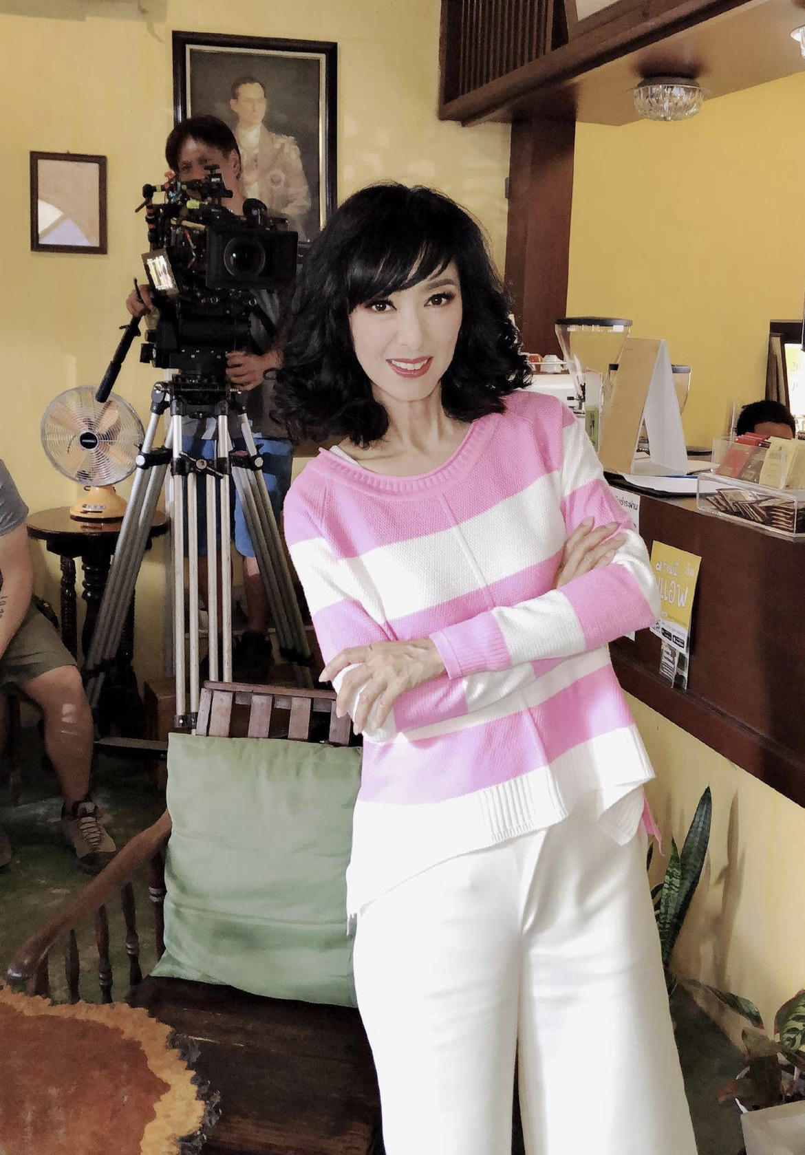 米雪“奶奶辈”里最显年轻,穿红色斗篷连衣裙精致高级,气场十足 米雪“奶奶辈”里最显年轻,穿红色斗篷连衣裙精致高级,气场十足