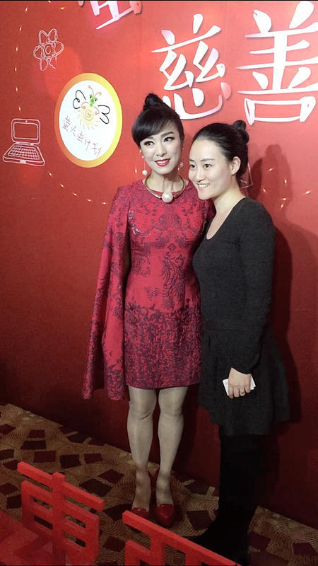 米雪“奶奶辈”里最显年轻,穿红色斗篷连衣裙精致高级,气场十足 米雪“奶奶辈”里最显年轻,穿红色斗篷连衣裙精致高级,气场十足