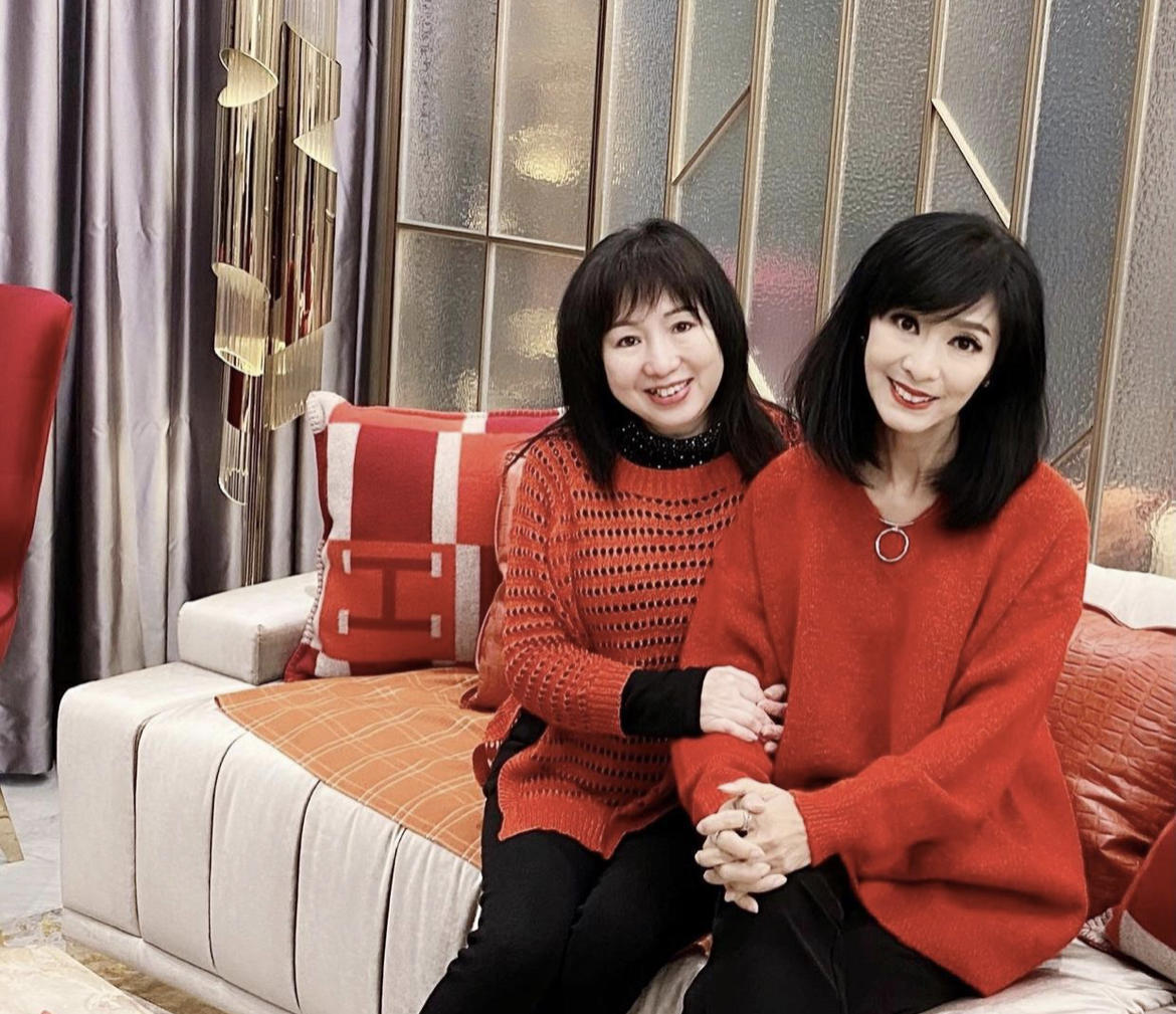 米雪“奶奶辈”里最显年轻,穿红色斗篷连衣裙精致高级,气场十足 米雪“奶奶辈”里最显年轻,穿红色斗篷连衣裙精致高级,气场十足