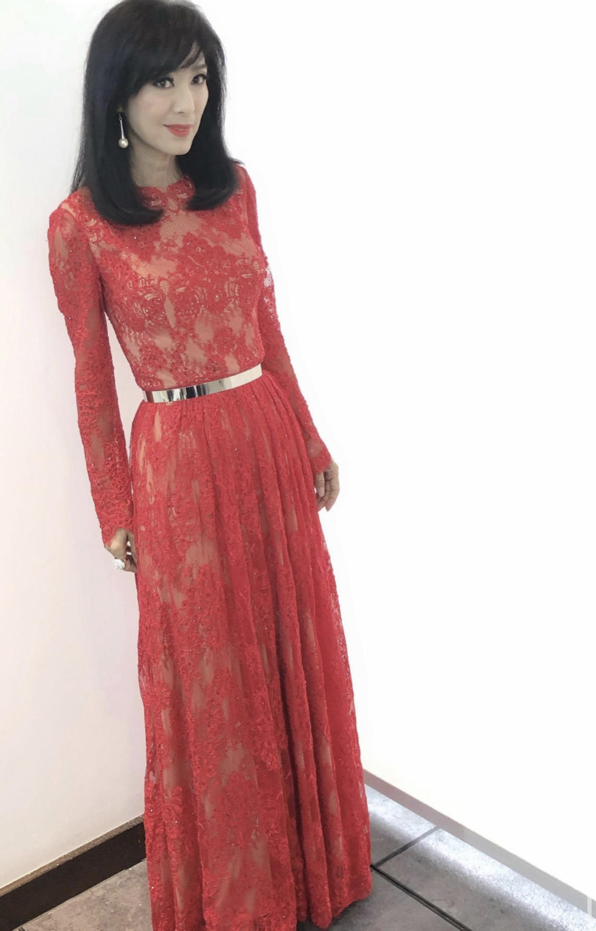 米雪“奶奶辈”里最显年轻,穿红色斗篷连衣裙精致高级,气场十足 米雪“奶奶辈”里最显年轻,穿红色斗篷连衣裙精致高级,气场十足