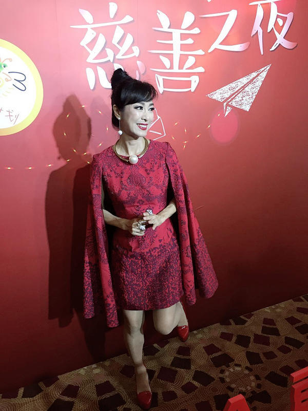 米雪“奶奶辈”里最显年轻,穿红色斗篷连衣裙精致高级,气场十足 米雪“奶奶辈”里最显年轻,穿红色斗篷连衣裙精致高级,气场十足