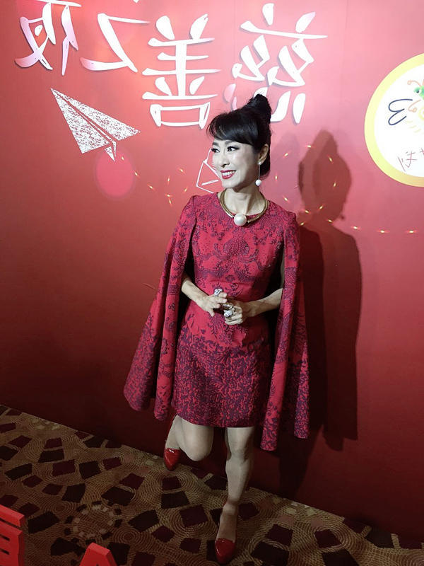 米雪“奶奶辈”里最显年轻,穿红色斗篷连衣裙精致高级,气场十足 米雪“奶奶辈”里最显年轻,穿红色斗篷连衣裙精致高级,气场十足