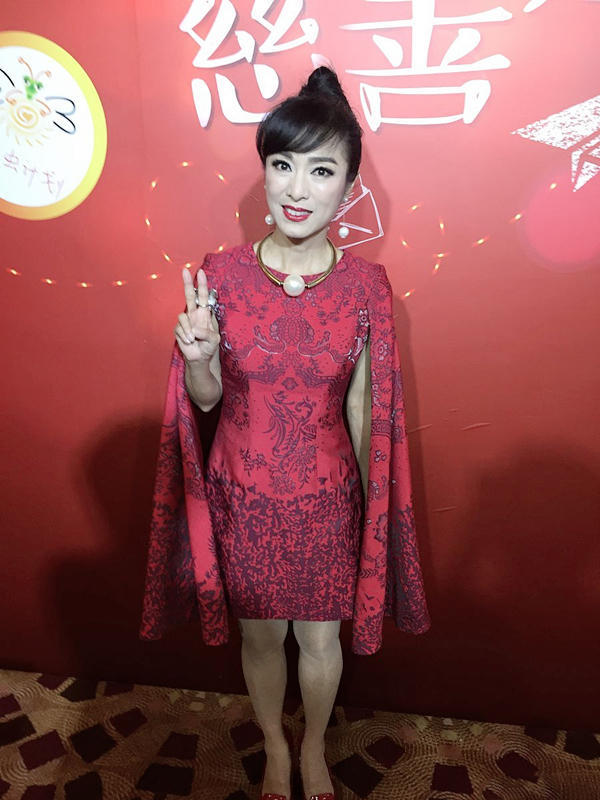 米雪“奶奶辈”里最显年轻,穿红色斗篷连衣裙精致高级,气场十足 米雪“奶奶辈”里最显年轻,穿红色斗篷连衣裙精致高级,气场十足