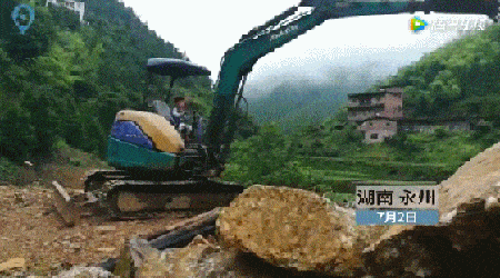 霸气,无所不能,   满足了男孩心中英雄的形象,   坐进驾驶室,挖掘机一