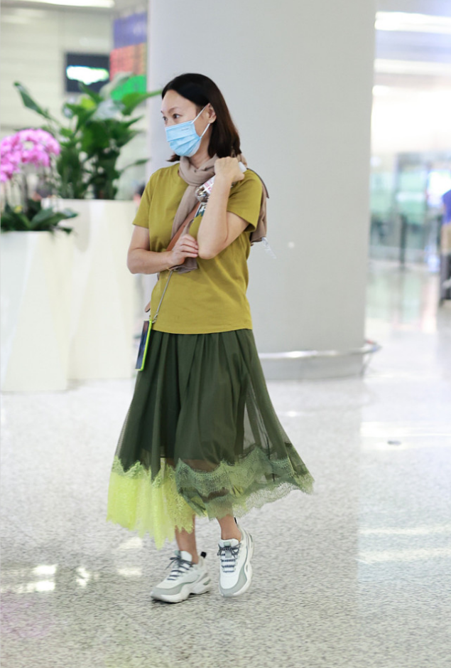 惠英红61岁又怎样？穿t恤搭配绿色半身裙清新减龄，显白又有活力