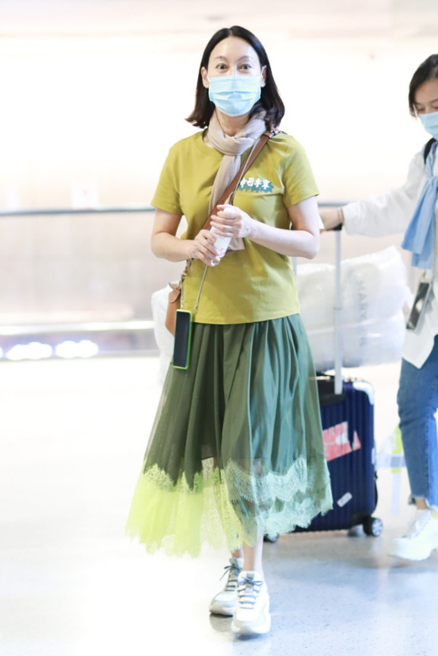 惠英红61岁又怎样？穿t恤搭配绿色半身裙清新减龄，显白又有活力