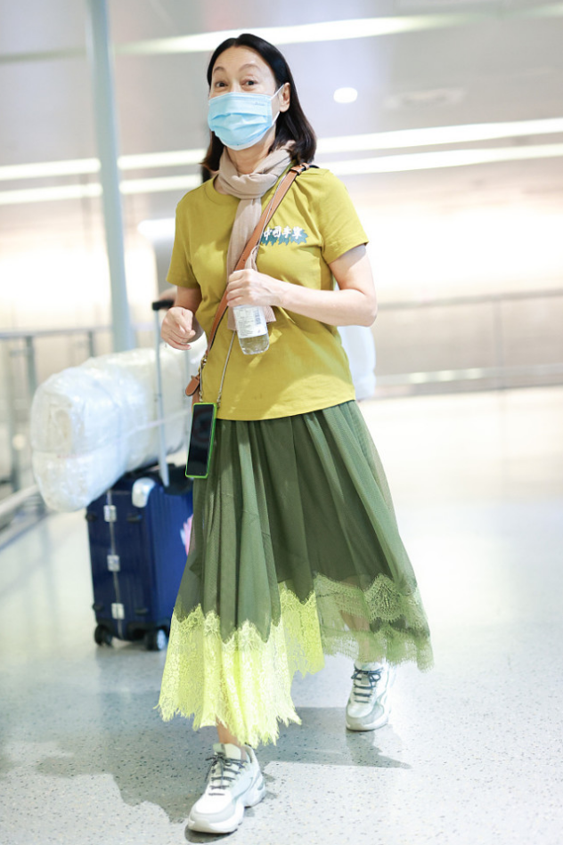 惠英红61岁又怎样？穿t恤搭配绿色半身裙清新减龄，显白又有活力