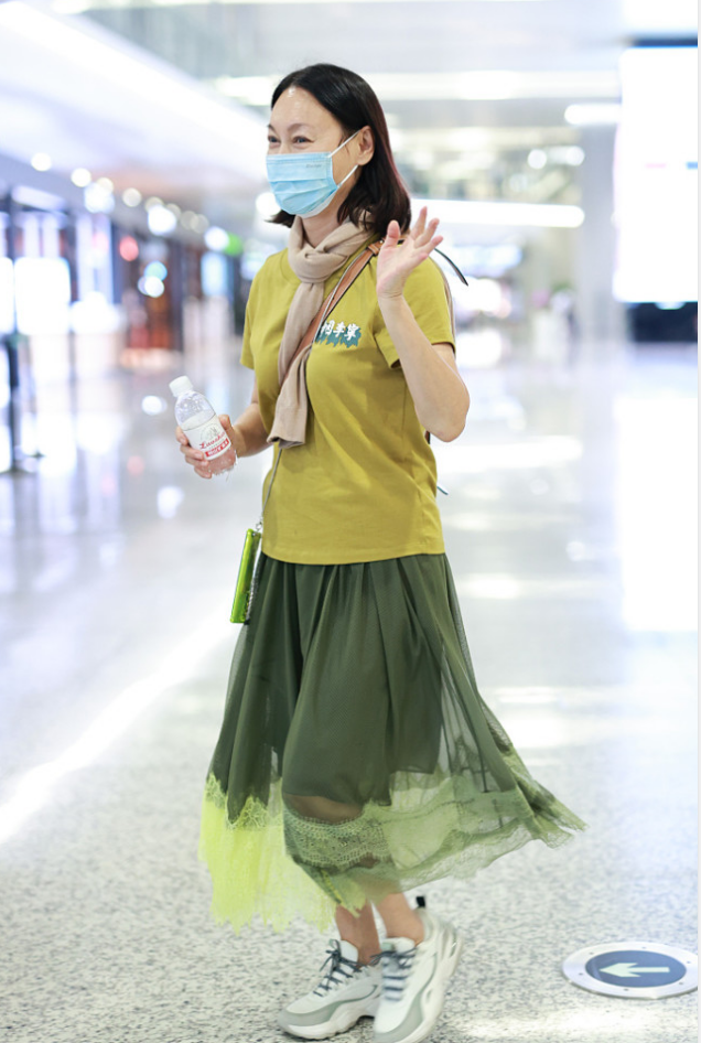 惠英红61岁又怎样？穿t恤搭配绿色半身裙清新减龄，显白又有活力