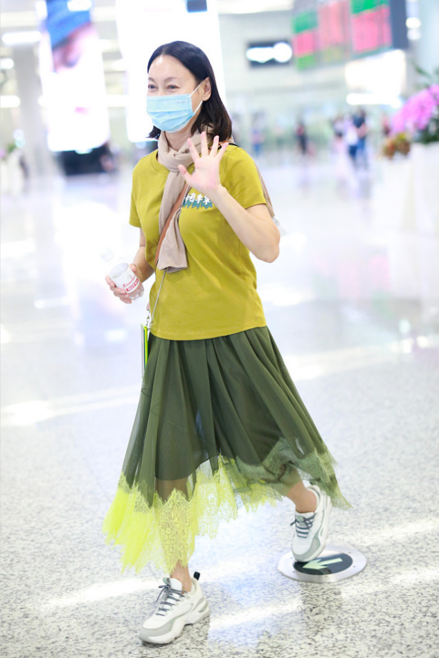 惠英红61岁又怎样？穿t恤搭配绿色半身裙清新减龄，显白又有活力