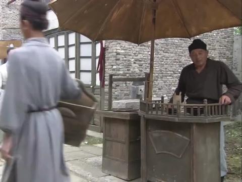 好心老板给乞丐一碗水,没想到乞丐喝完,破碗竟变金碗
