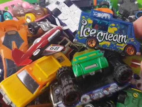 展示箱子里的风火轮小汽车