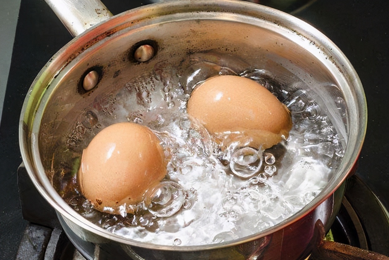 煮鸡蛋，不能只用清水煮，多加2种东西，鸡蛋又香又嫩，很好剥壳_做法