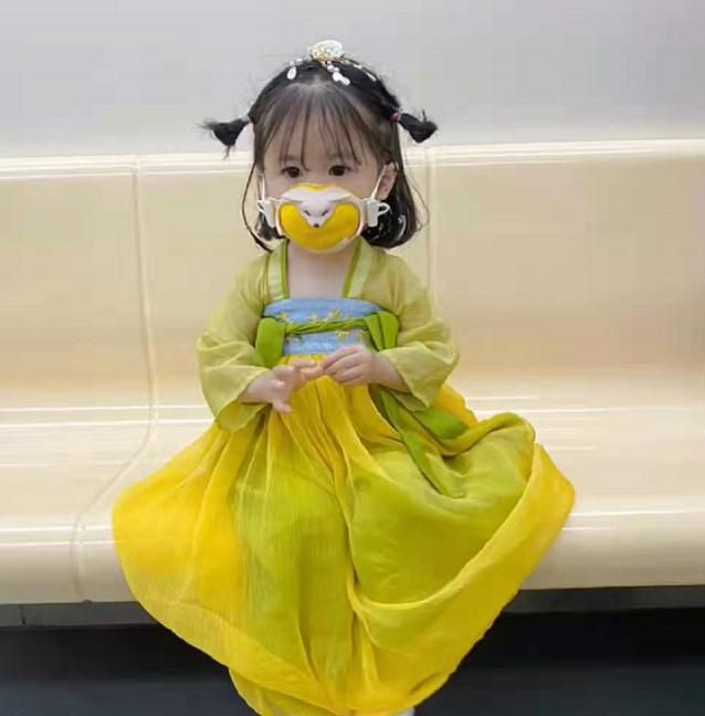 小女孩子站在电梯上的样子,也是格外的乖巧,不哭不闹,也不要求大人