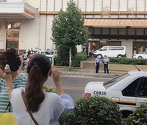 徽州宴宣布暂停营业,供货商客户纷纷找上门,老板娘为何还不道歉?休闲区蓝鸢梦想 - Www.slyday.coM 徽州宴宣布暂停营业,供货商客户纷纷找上门,老板娘为何还不道歉?休闲区蓝鸢梦想 - Www.slyday.coM