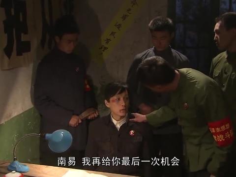 人是铁饭是钢:南易当众向梁拉娣求婚,还让领导开介绍信,真帅气