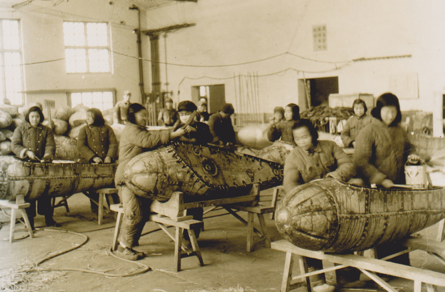 沈飞工人在生产飞机副油箱(拍摄于上世纪50年代前后). 受访者供图
