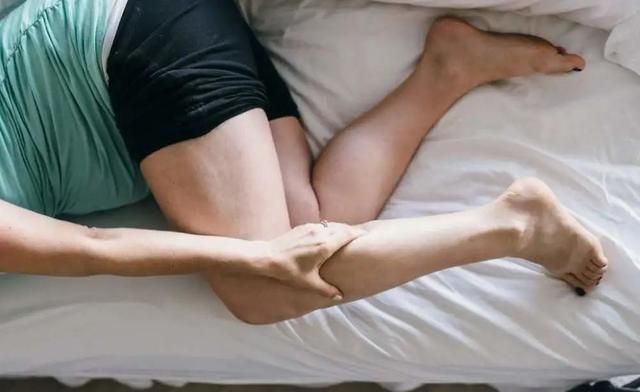 睡觉时小腿抽筋,是缺钙吗?或可能与这4个问题有关