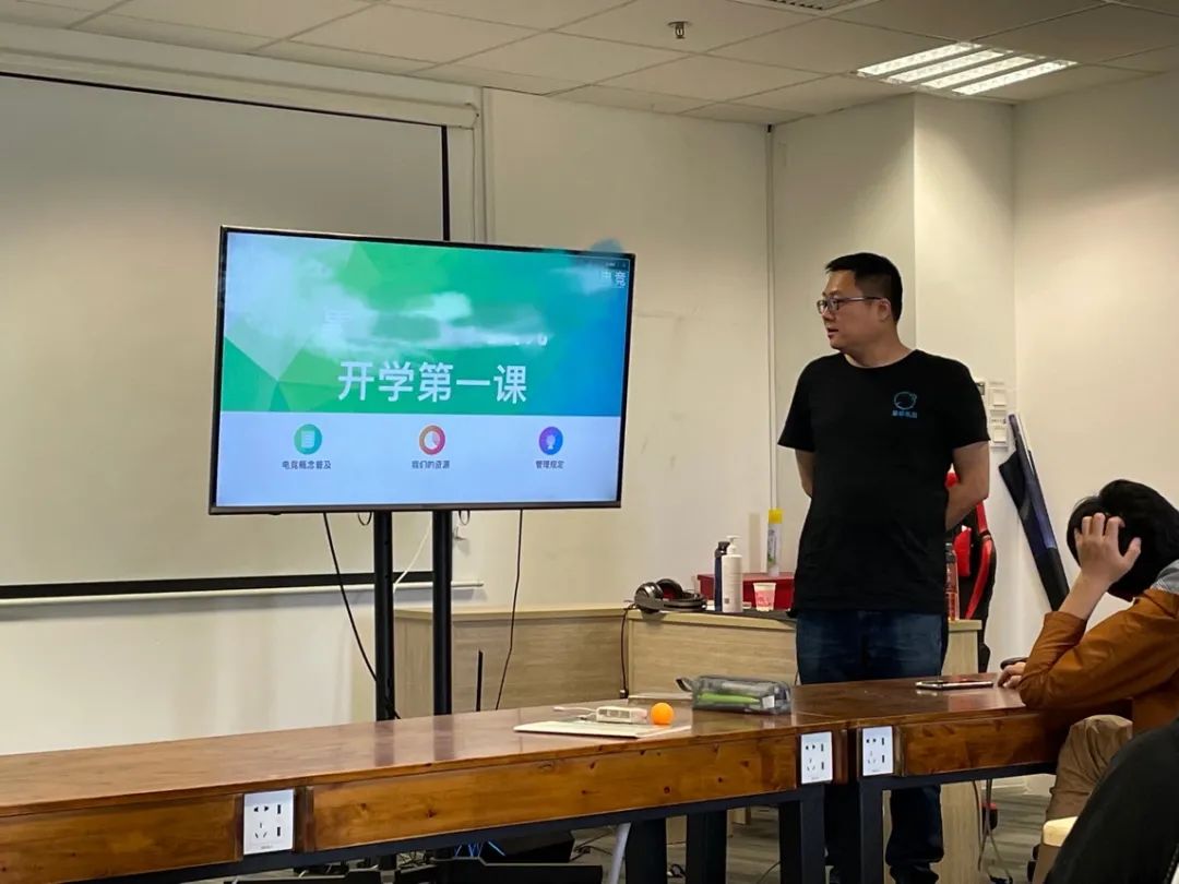 6月25日,成都一家电竞培训班开讲“开学第一课”,讲解电竞行业与职业之路的高难度,参与上课的都是16岁左右的青少年。新京报记者 苑苏文 摄