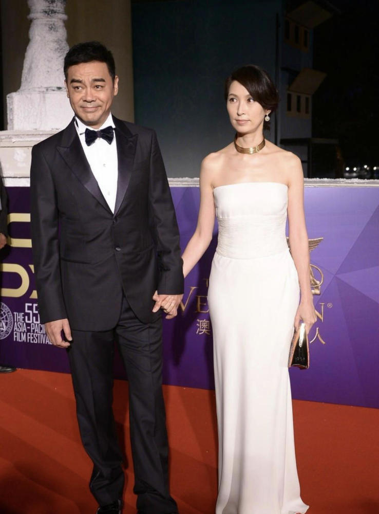 郭蔼明刘青云幸福同框，她穿白色薄纱连衣裙成熟优雅，端庄大气