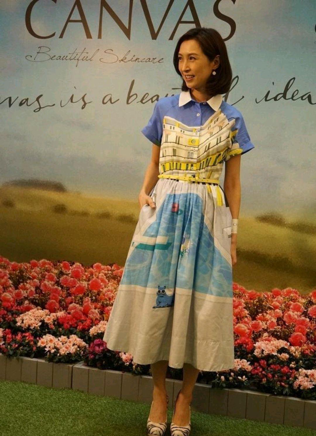 郭蔼明刘青云幸福同框，她穿白色薄纱连衣裙成熟优雅，端庄大气