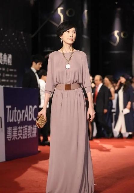 郭蔼明刘青云幸福同框，她穿白色薄纱连衣裙成熟优雅，端庄大气